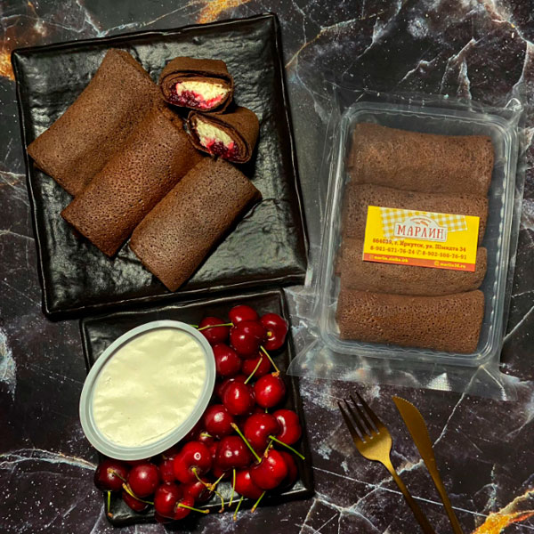 Фото Блины шоколадные с вишней и творожным сыром