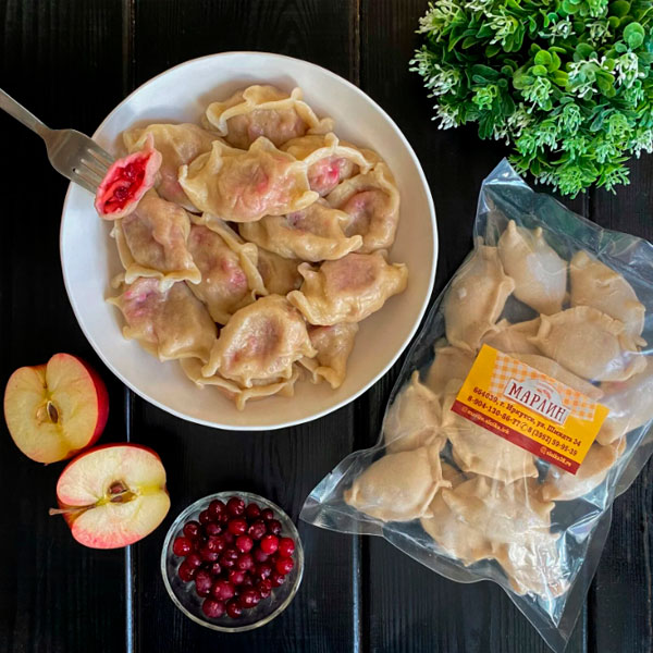 Фото Вареники с яблоком и брусникой