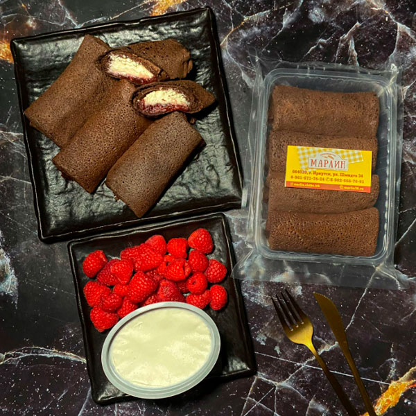 Фото Блины шоколадные с малиной и творожным сыром