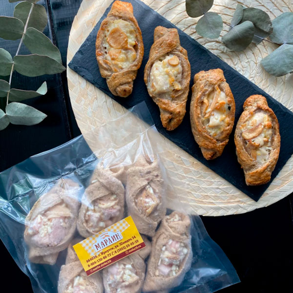 Фото Цельнозерновая лодочка с курицей, грибами и сыром