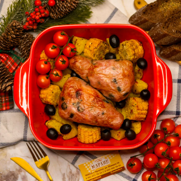 Фото Голень индейки фаршированная вялеными томатами и маслинами