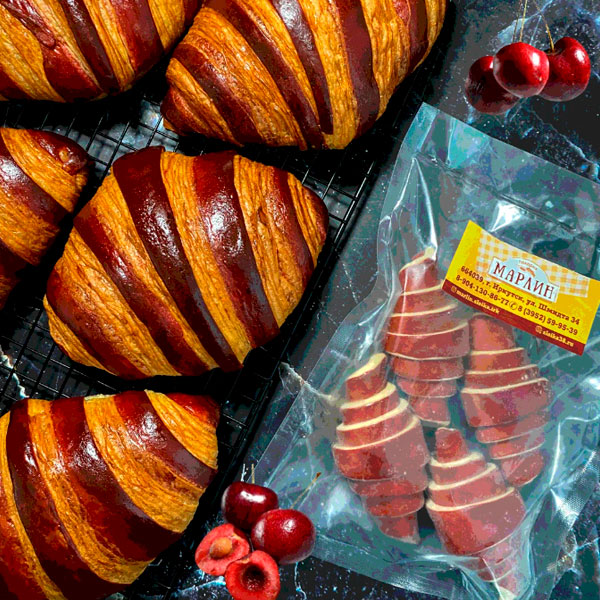 Фото Круассан красный на смеси сливочного масла и маргарина c вишневой начинкой