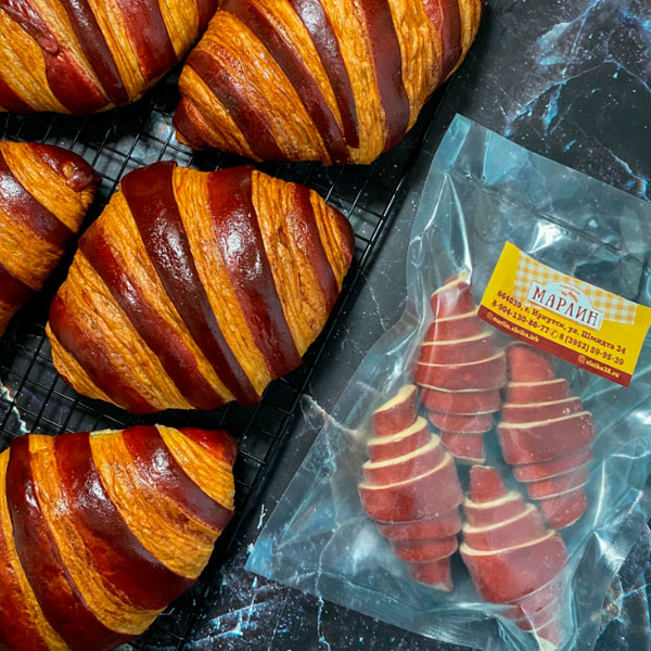 Фото Круассан красный на смеси сливочного масла и маргарина