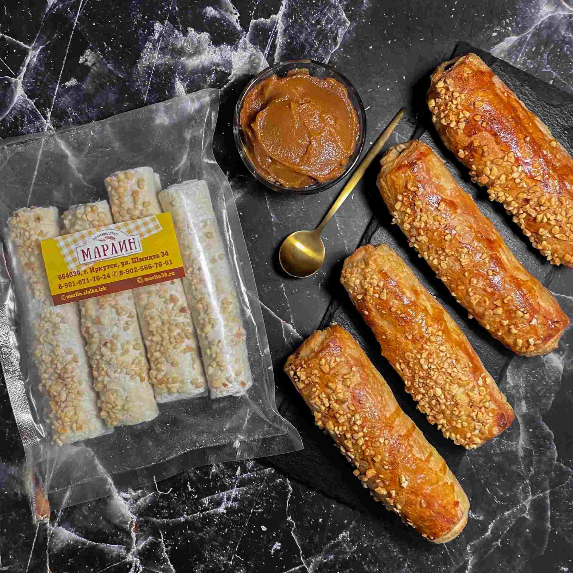 Фото Трубочка с вареной сгущенкой и арахисом