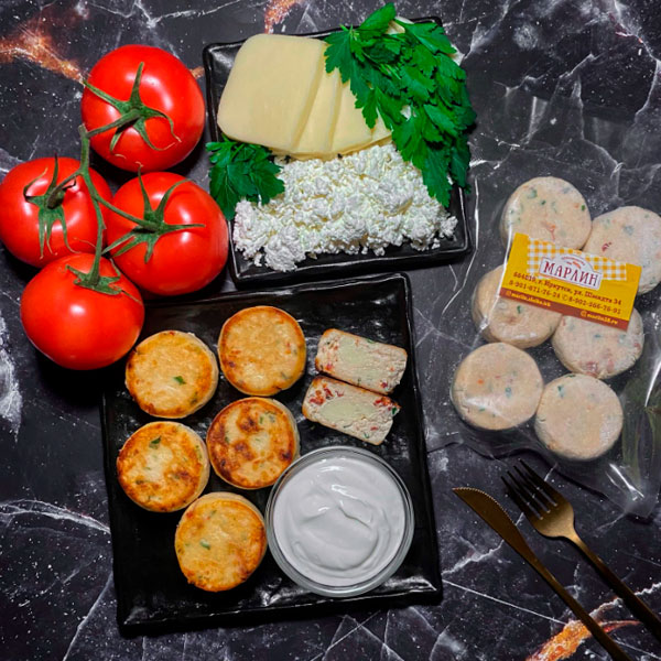 Фото Сырники с вялеными томатами и моцареллой